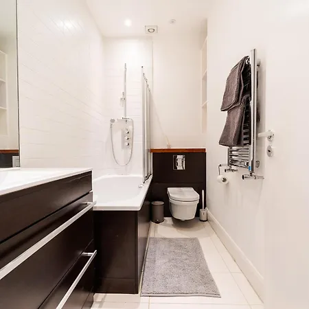 Spacious Apartment With A Balcony In Prime Location In Farringdon London Exterior photo
