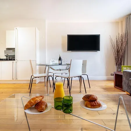 Spacious Apartment With A Balcony In Prime Location In Farringdon London Exterior photo