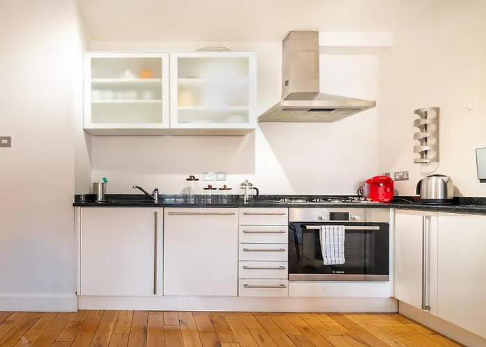 Spacious Apartment With A Balcony In Prime Location In Farringdon