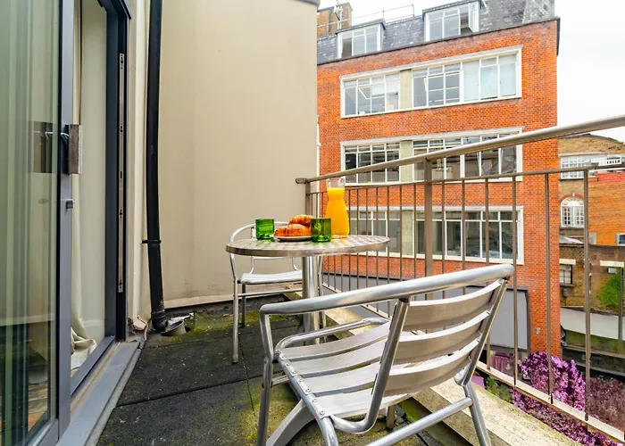 Spacious Apartment With A Balcony In Prime Location In Farringdon